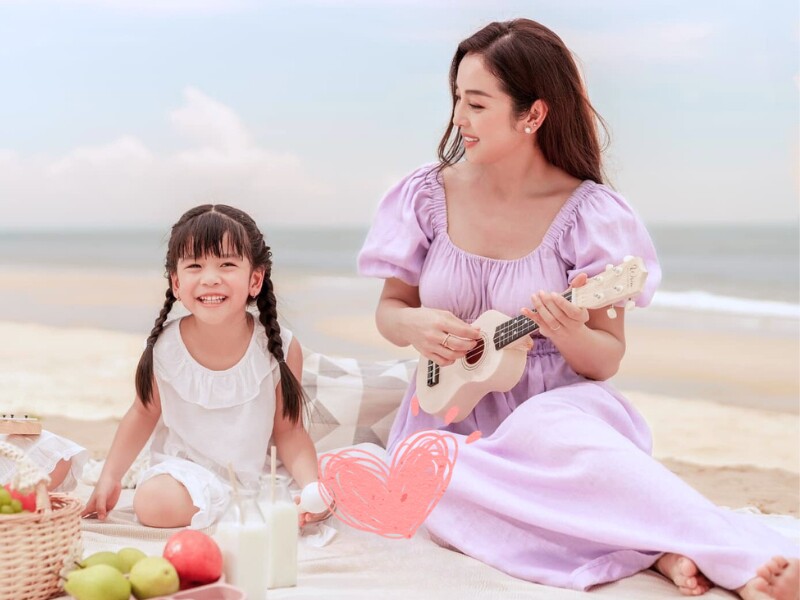 Bé Nấm - nàng út nhà nàng hậu có ngoại hình xinh xắn.