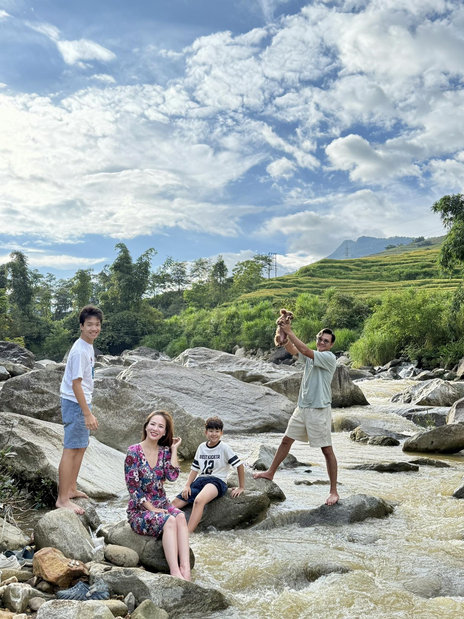 Khung cảnh gia đình Đan Lê quây quần bên nhau vô cùng ấm cúng.