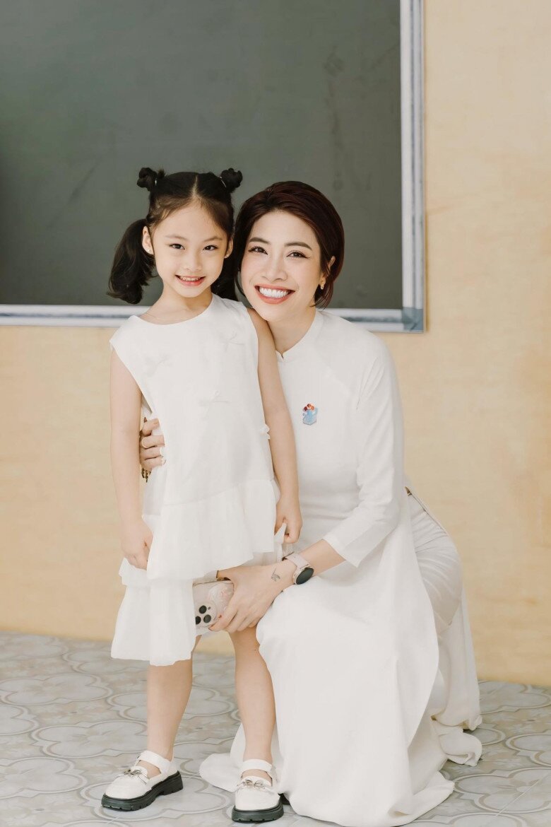 Nữ ca sĩ thích thú khi con gái - bé Ốc được làm dì khi mới 5 tuổi.