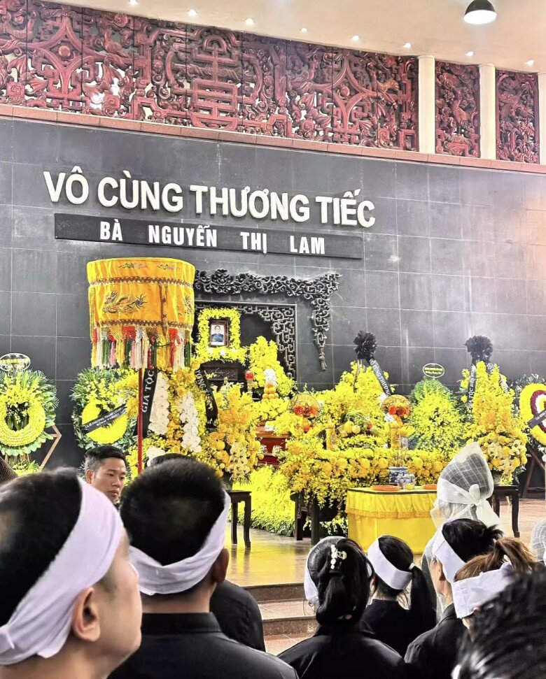 Không khí tang lễ diễn ra trang nghiêm. Ảnh: Mạnh Giàu Nguyễn