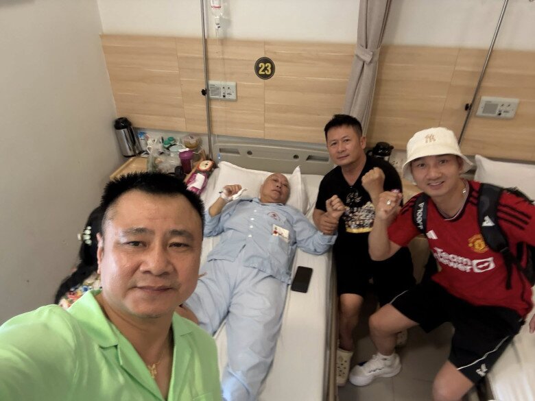 Tự Long, Bằng Kiều, Thành Trung đến thăm mẹ Tuấn Hưng khi bà nằm viện.