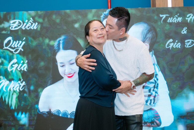 Tuấn Hưng luôn thể hiện tình yêu thương dành cho mẹ.