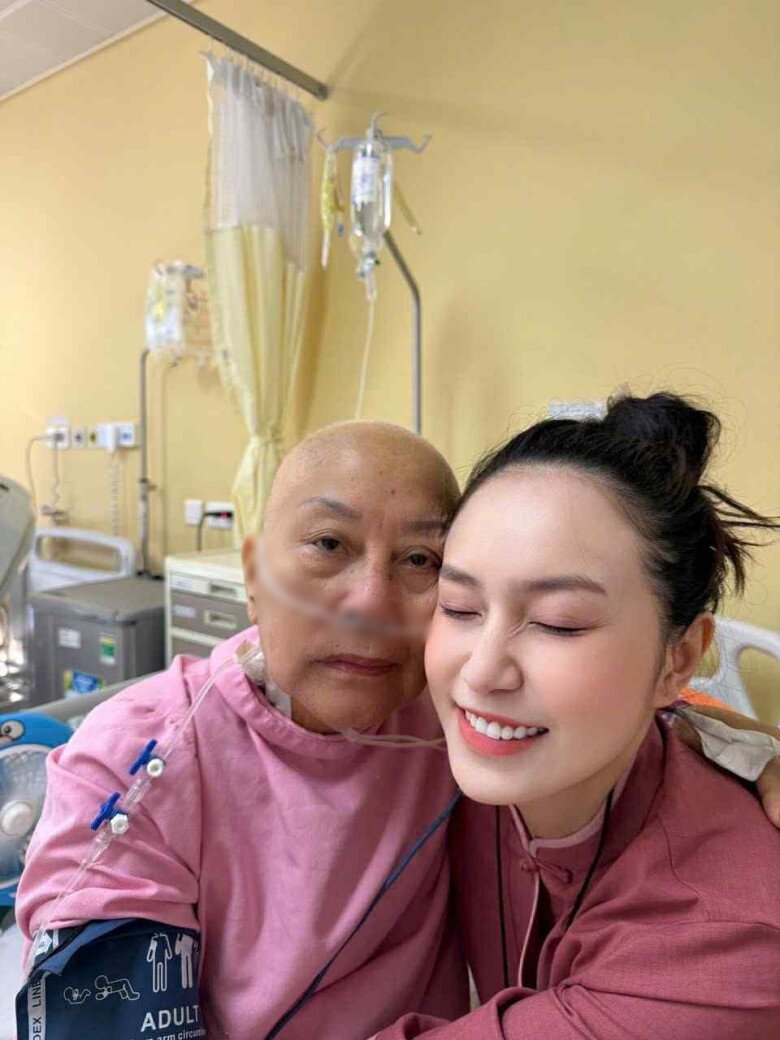 Bà xã Tuấn Hưng - Hương Baby hết lòng chăm sóc mẹ chồng.