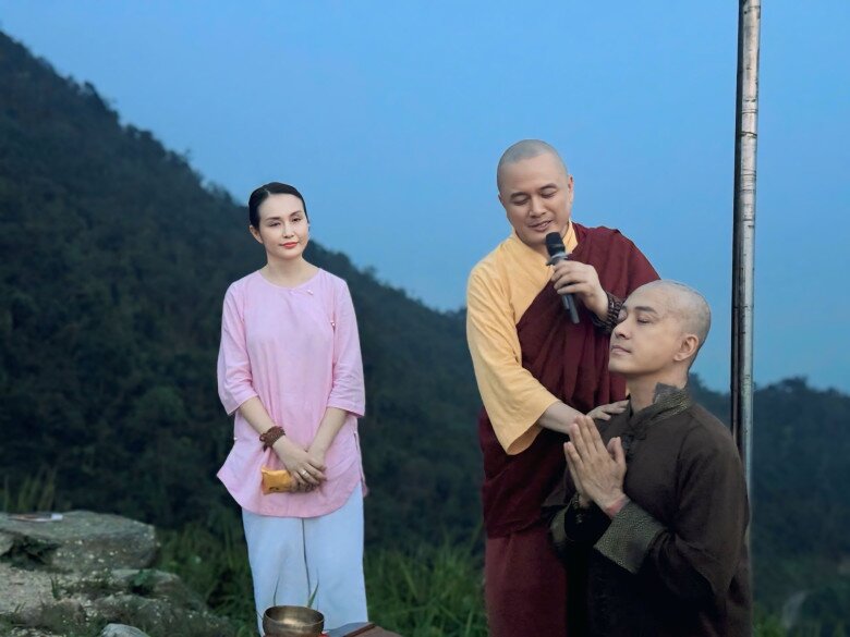 Ca sĩ Tuấn Hưng bật khóc tại đám tang của mẹ, con dâu và 3 cháu nội tiễn bà lần cuối - 12