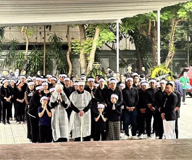 Ca sĩ Tuấn Hưng bật khóc tại đám tang của mẹ, con dâu và 3 cháu nội tiễn bà lần cuối - 3