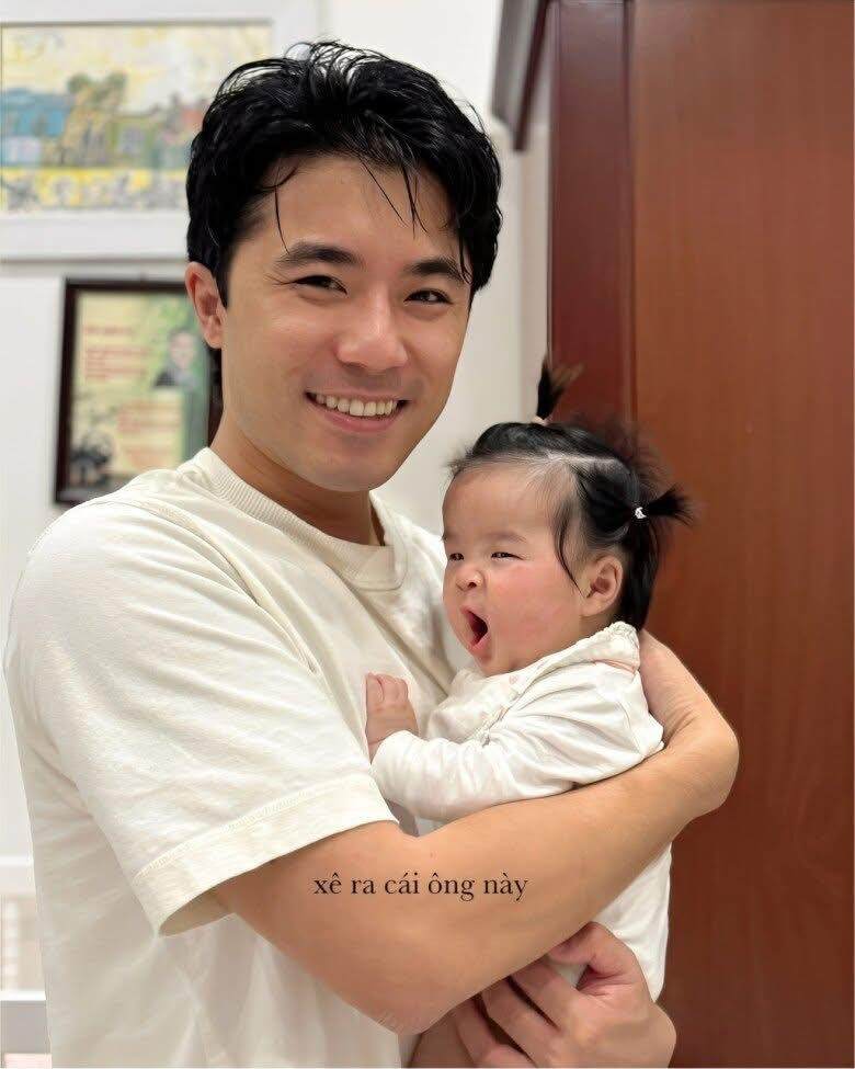 Cảnh cháu ngoại NSƯT Xuân Hinh ngồi máy bay đi du lịch: Bảo mẫu bế, mẹ giữ ti giả, bố pha trò để không khóc - 6