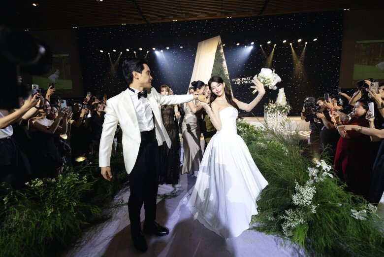 Cô dâu - chú rể thực hiện điệu nhảy first dance.