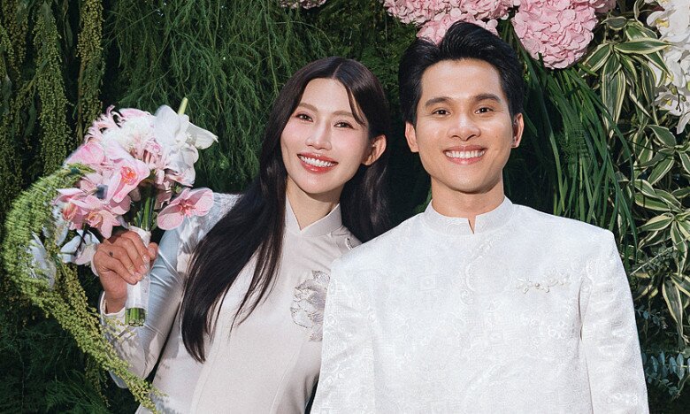 Nàng hậu thấy bình yên khi có chồng đồng hành trong mọi việc.