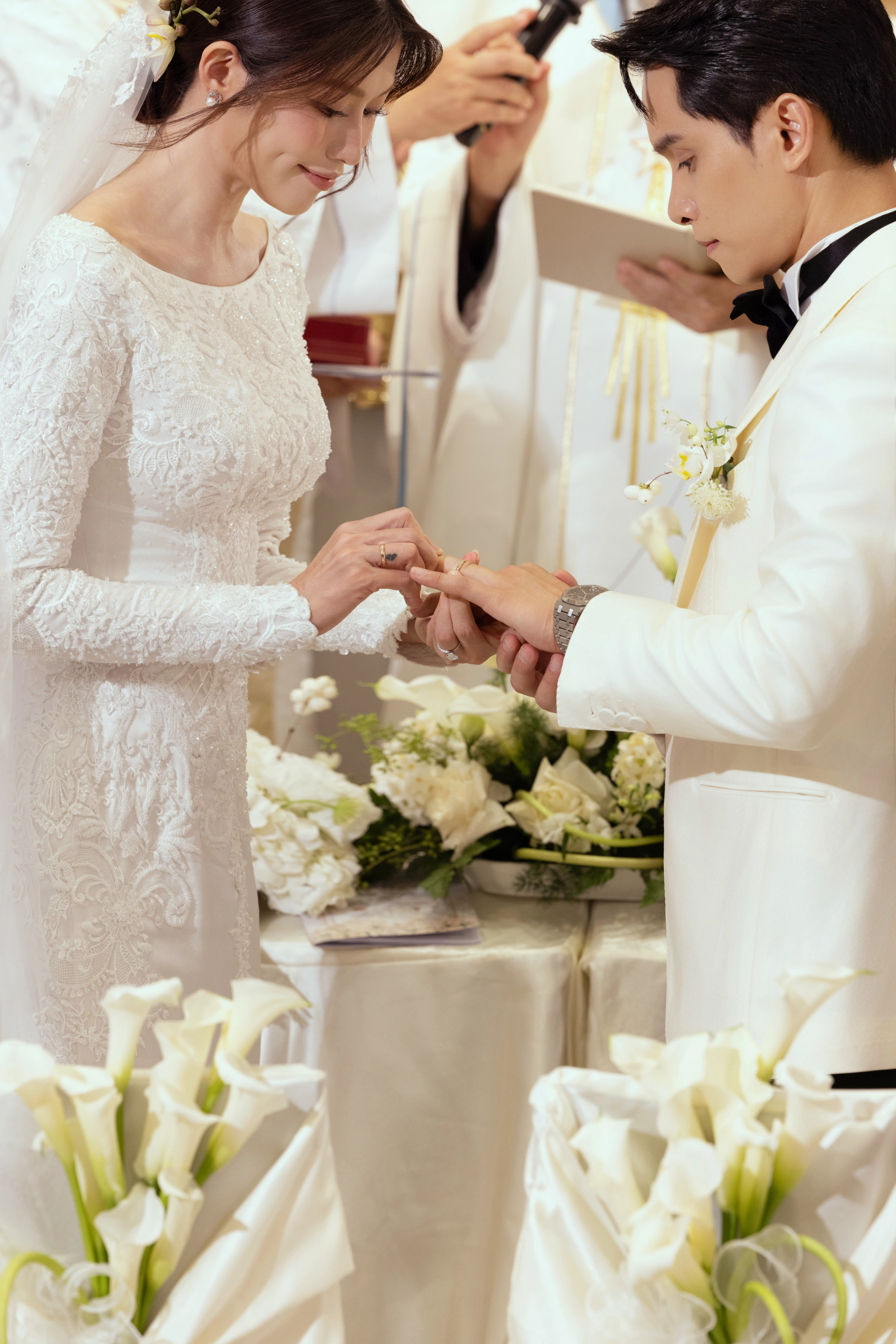 Vợ chồng Quỳnh Châu - Ngọc Phát thực hiện nghi thức lễ hôn phối ở nhà thờ.