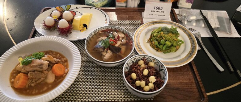 Mỗi ngày, HHen Niê được phục vụ mâm cơm ở cữ chuẩn nhà hàng.
