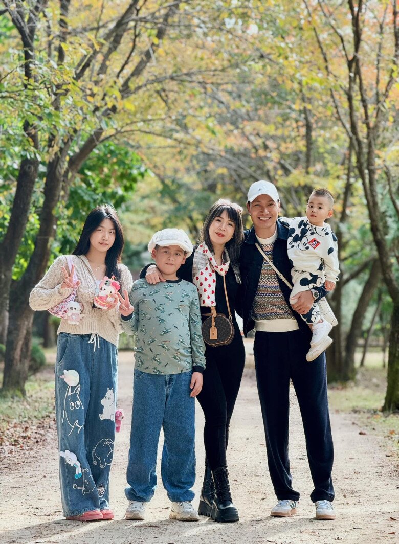 Vợ chồng Mạnh Trường thường xuyên đưa các con đi du lịch.