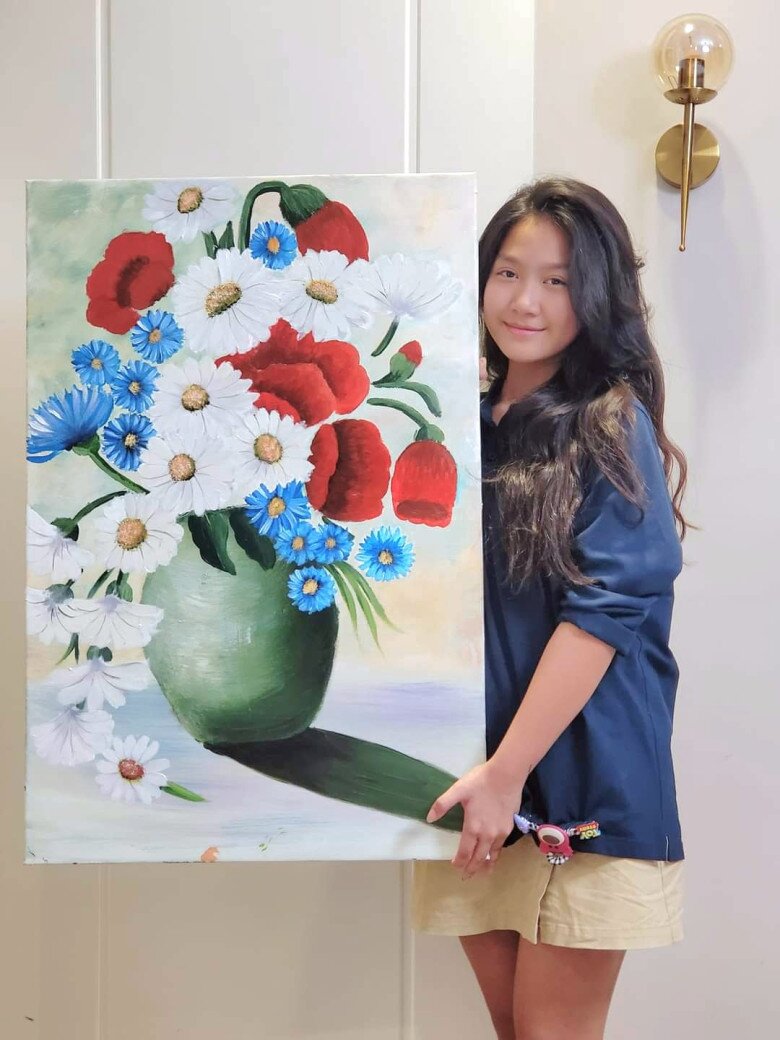 Chíp thừa hưởng tài năng nghệ thuật, yêu thích vẽ tranh, đàn hát.