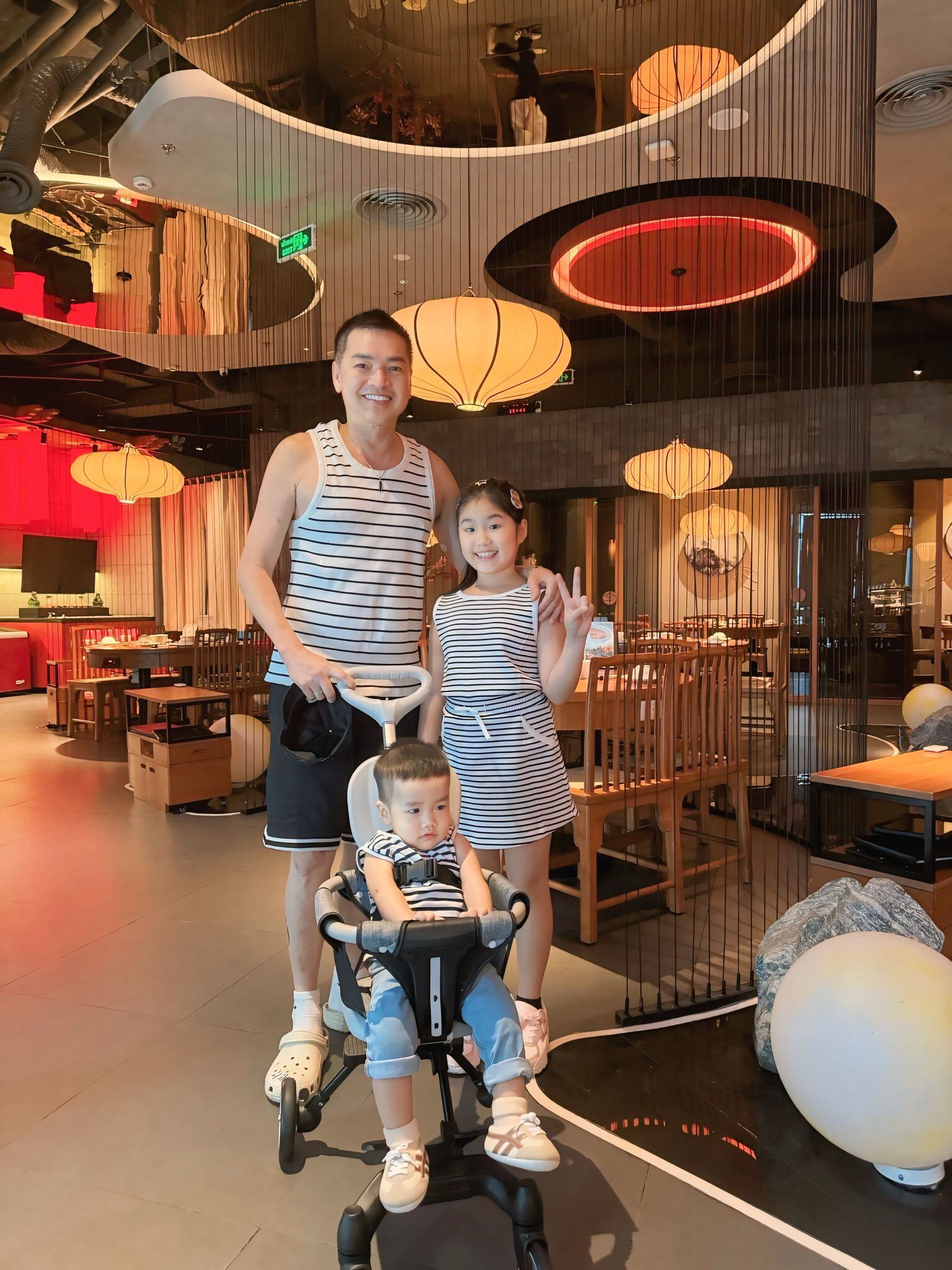 Nam danh hài thường xuyên khoe ảnh quấn quýt bên 2 thiên thần nhỏ.