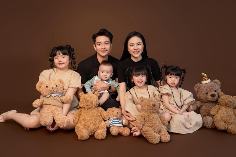 Vợ chồng Vân Trang hạnh phúc khi có 4 con đủ nếp, đủ tẻ.