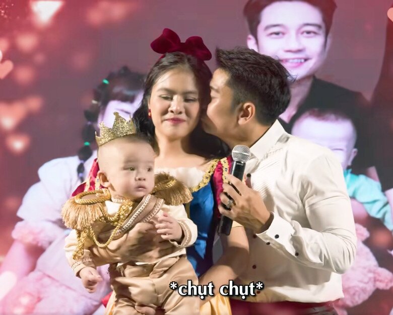 Khoảnh khắc doanh nhân Hữu Quân hôn má cảm ơn vợ.