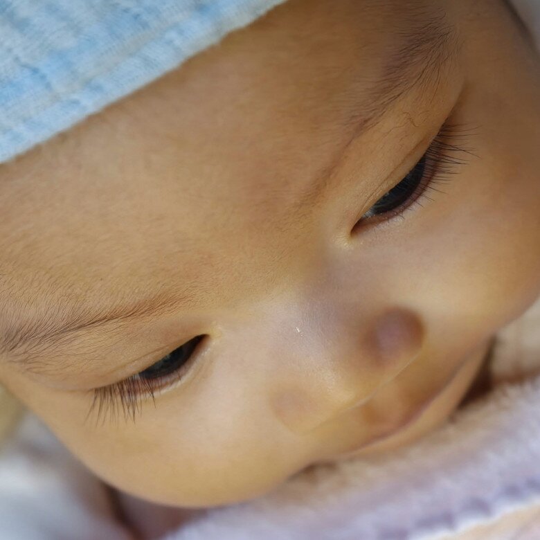 Bé Harley có lông mi dài, cong vút.