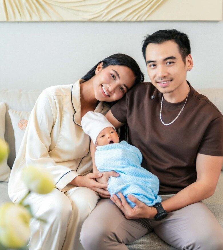 Hoa hậu HHen Niê và nhiếp ảnh gia Tuấn Khôi viên mãn khi đón con đầu lòng hồi tháng 9/2025.