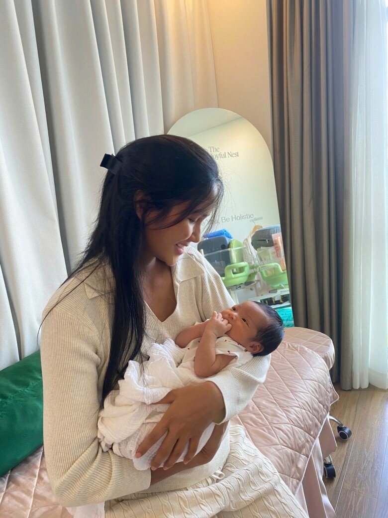 Nàng hậu hạnh phúc khi lên chức ở tuổi 33.