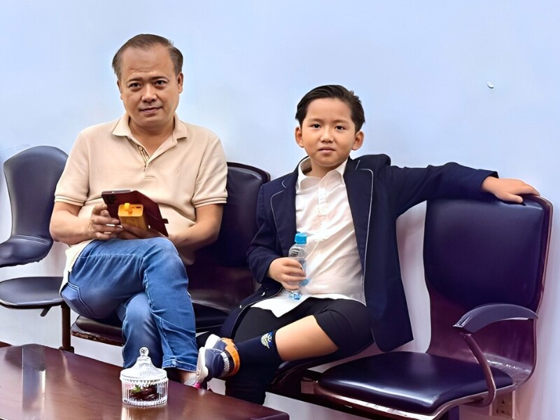 Anh Chí Phú - chồng sắp cưới của Phi Thanh Vân thân thiết với con riêng của bạn gái.