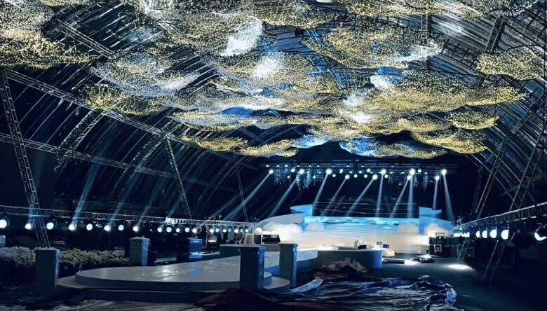 Bên trong rạp cưới được trang trí đèn LED, hoa tươi như một khu vườn cổ tích.
