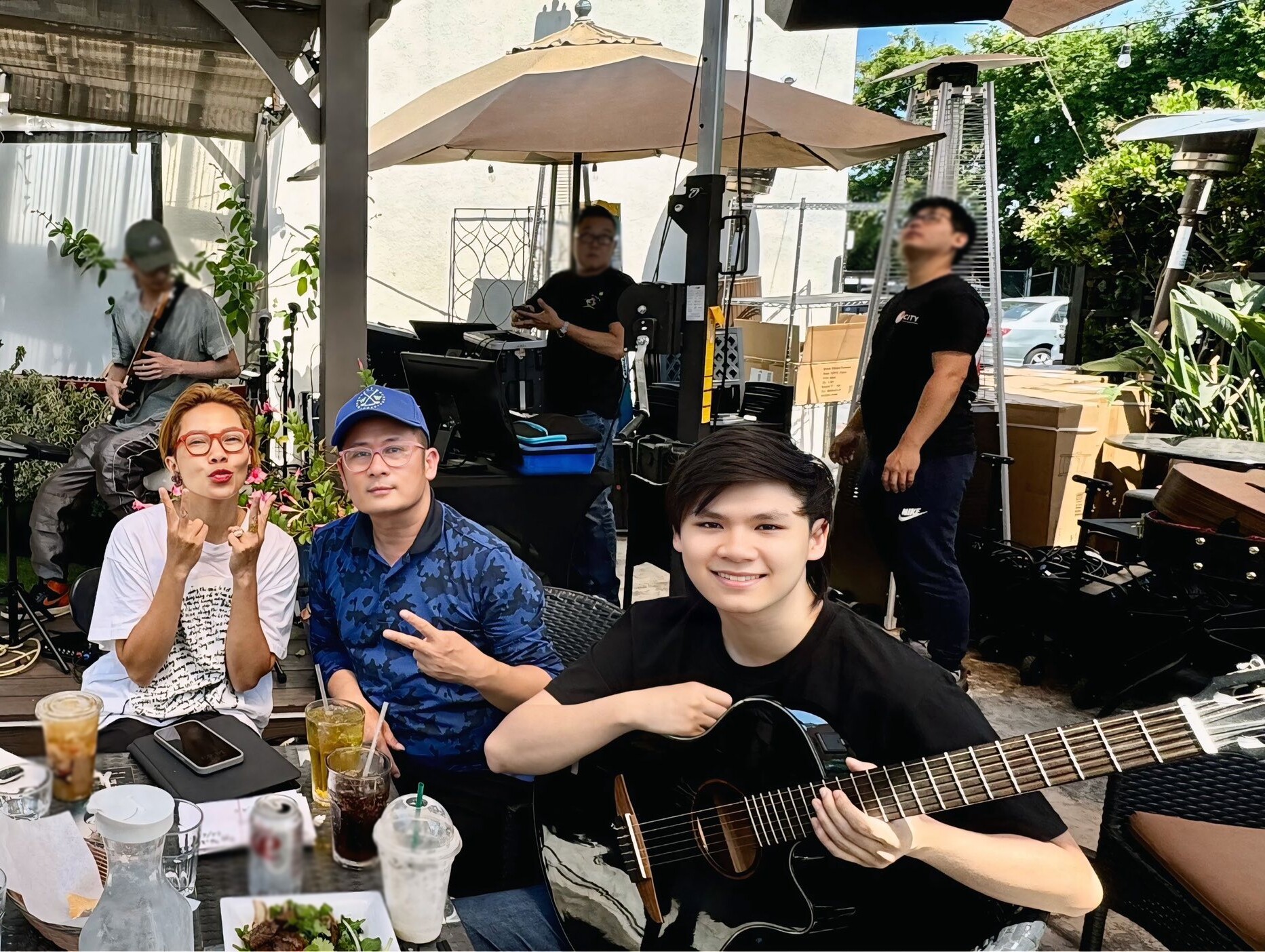 Bằng Kiều khoe được con trai đệm đàn cho bố hát.