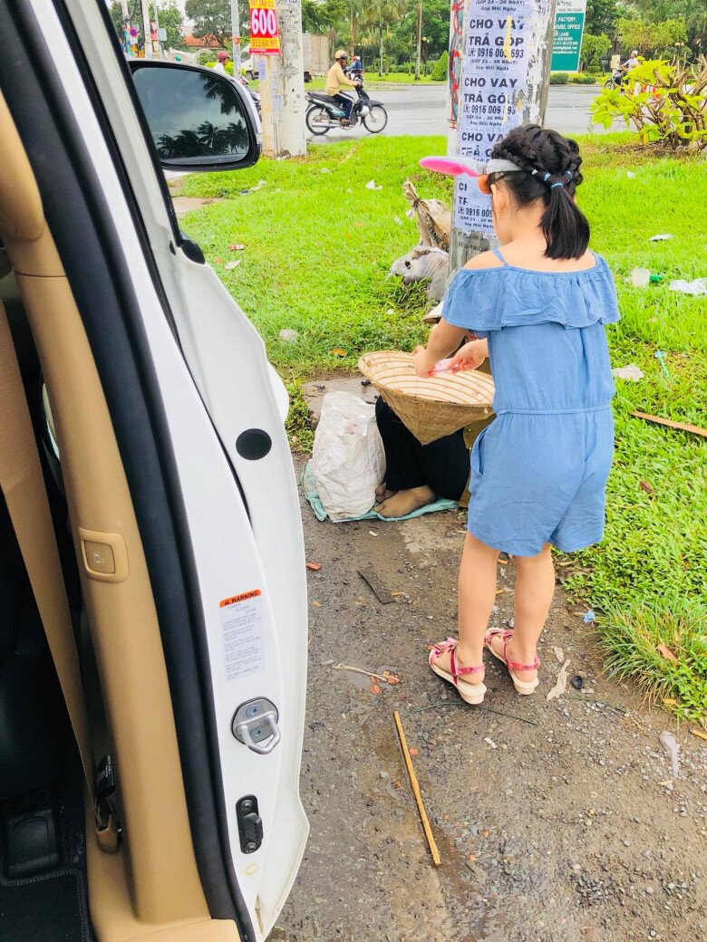 Ái nữ Thủy Tiên được khen ngợi ngoan ngoãn, biết quan tâm người khác.