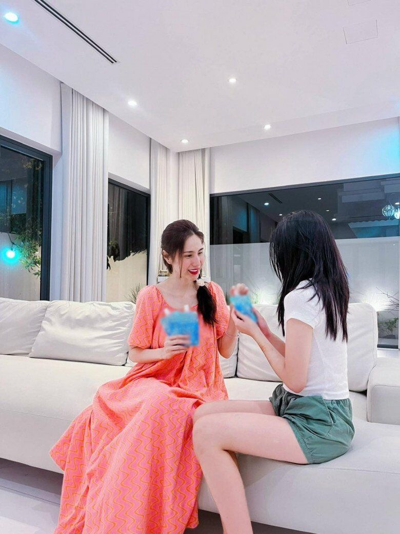 Bước vào tuổi dậy thì, con gái Thủy Tiên trổ dáng phổng phao.