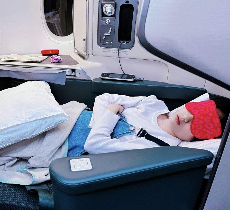 Qua một số ảnh chụp lộ một phần gương mặt, Bánh Gạo được khen vì sở hữu đường nét thanh tú.