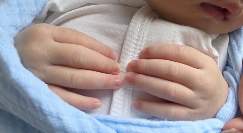 Con gái HHen Niê có đôi tay đẹp, ngón tay thon dài.