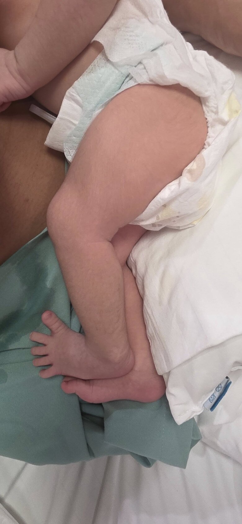 Con gái Hamp;#39;Hen Niê chưa tròn 1 tháng tuổi tay chân đã amp;#34;dài ngoằngamp;#34;, diện mạo xinh yêu chuẩn gen hoa hậu - 9