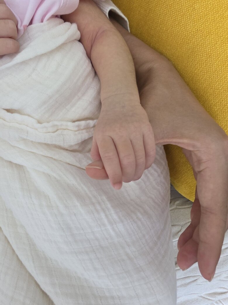 Nàng hậu khoe khoảnh khắc ái nữ nắm chặt tay mẹ.