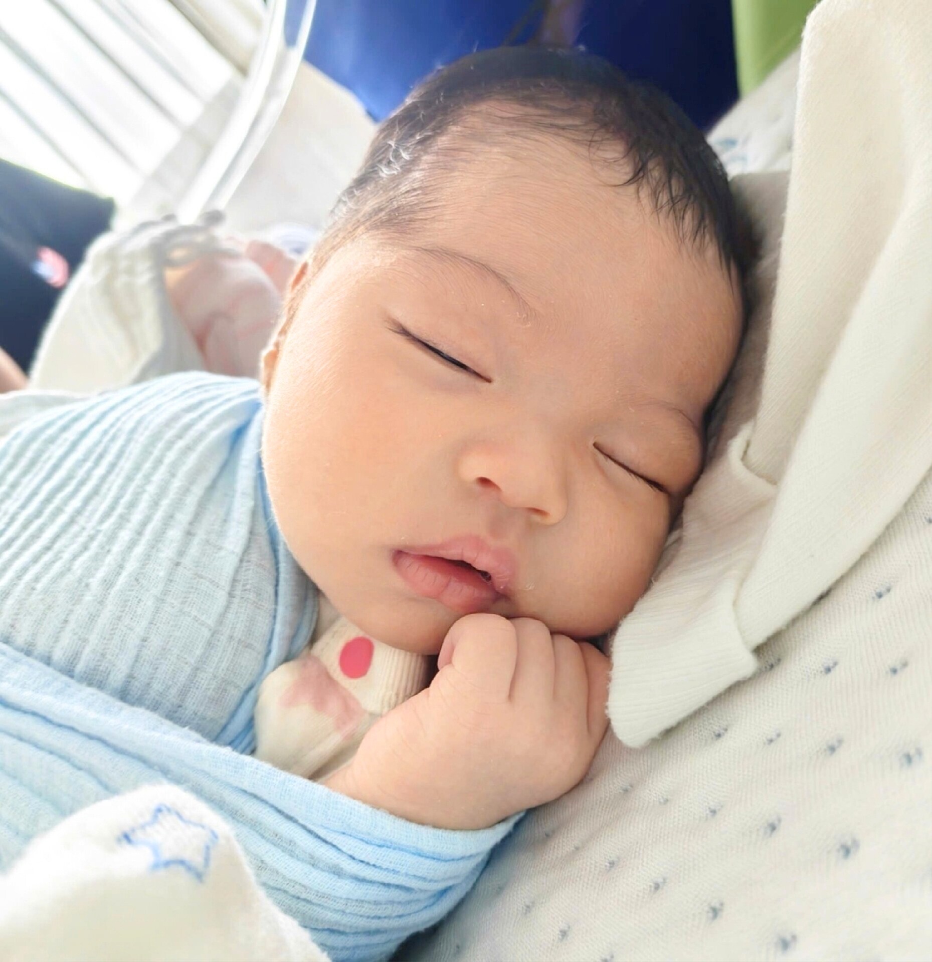 Chưa tròn 1 tháng tuổi, con gái HHen Niê trông đáng yêu, bụ bẫm.