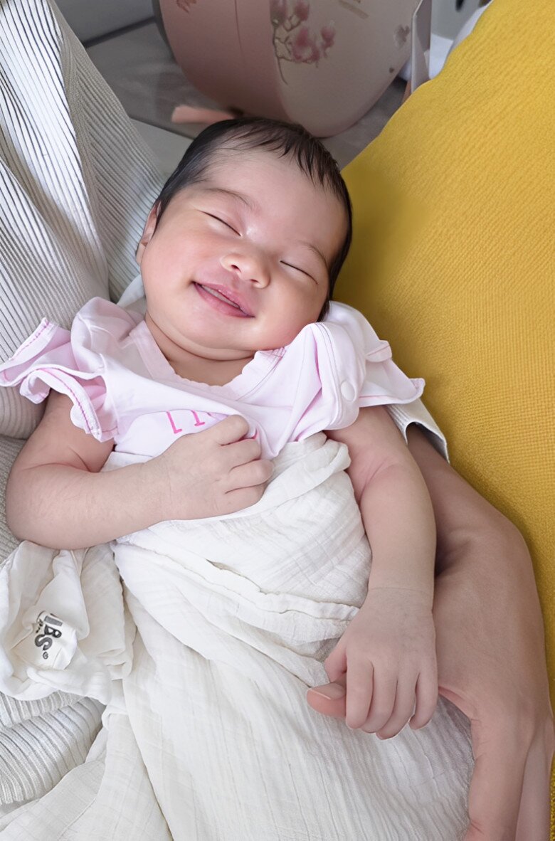 Con gái Hamp;#39;Hen Niê chưa tròn 1 tháng tuổi tay chân đã amp;#34;dài ngoằngamp;#34;, diện mạo xinh yêu chuẩn gen hoa hậu - 5