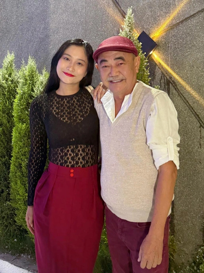 Nhờ có bà xã, Việt Anh được khen trẻ trung, yêu đời hơn.