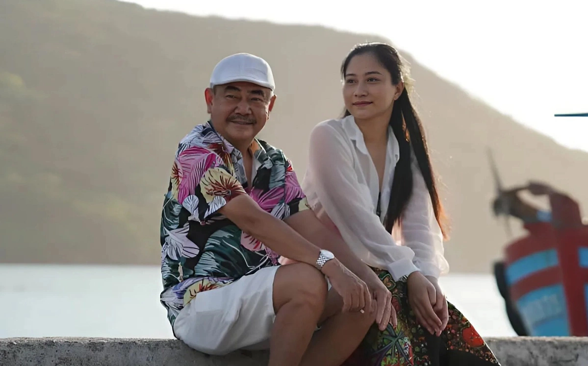 Ở tuổi xế chiều, NSND Việt Anh có chuyện tình lãng mạn bên vợ kém 36 tuổi.