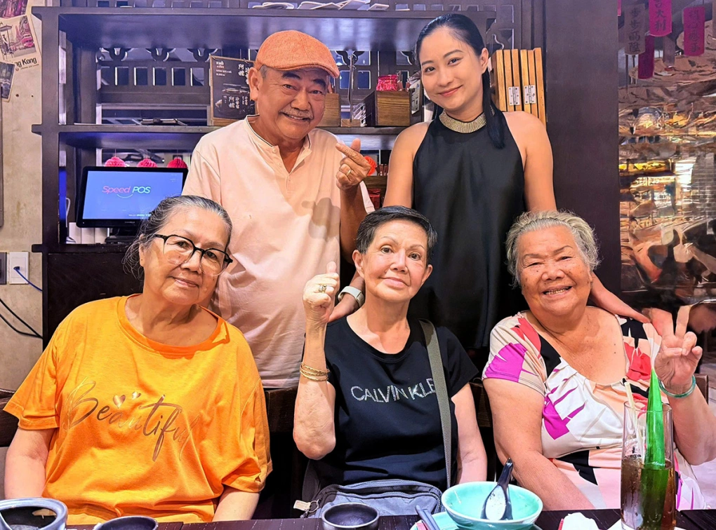 Chân Chân chụp ảnh cùng anh chị em của chồng.