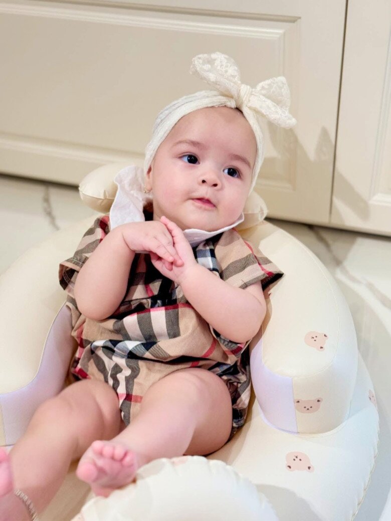 Cô bé có mắt to, mũi cao xinh xắn như búp bê.