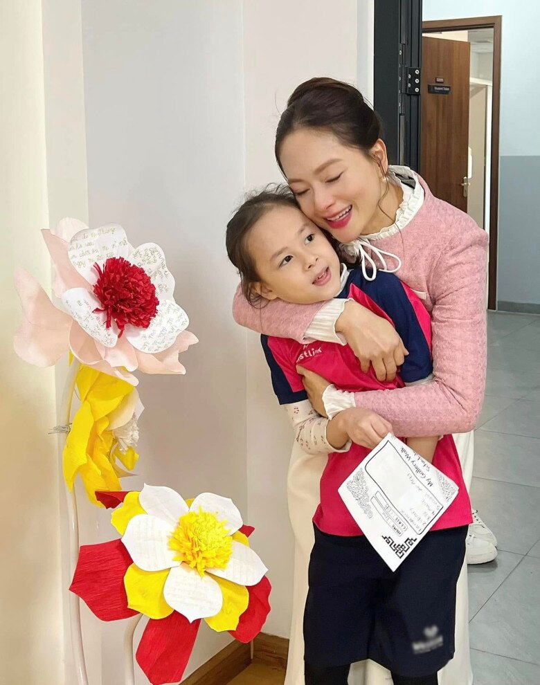 Có 2 con gái, Lan Phương cân bằng thời gian cho các bé.