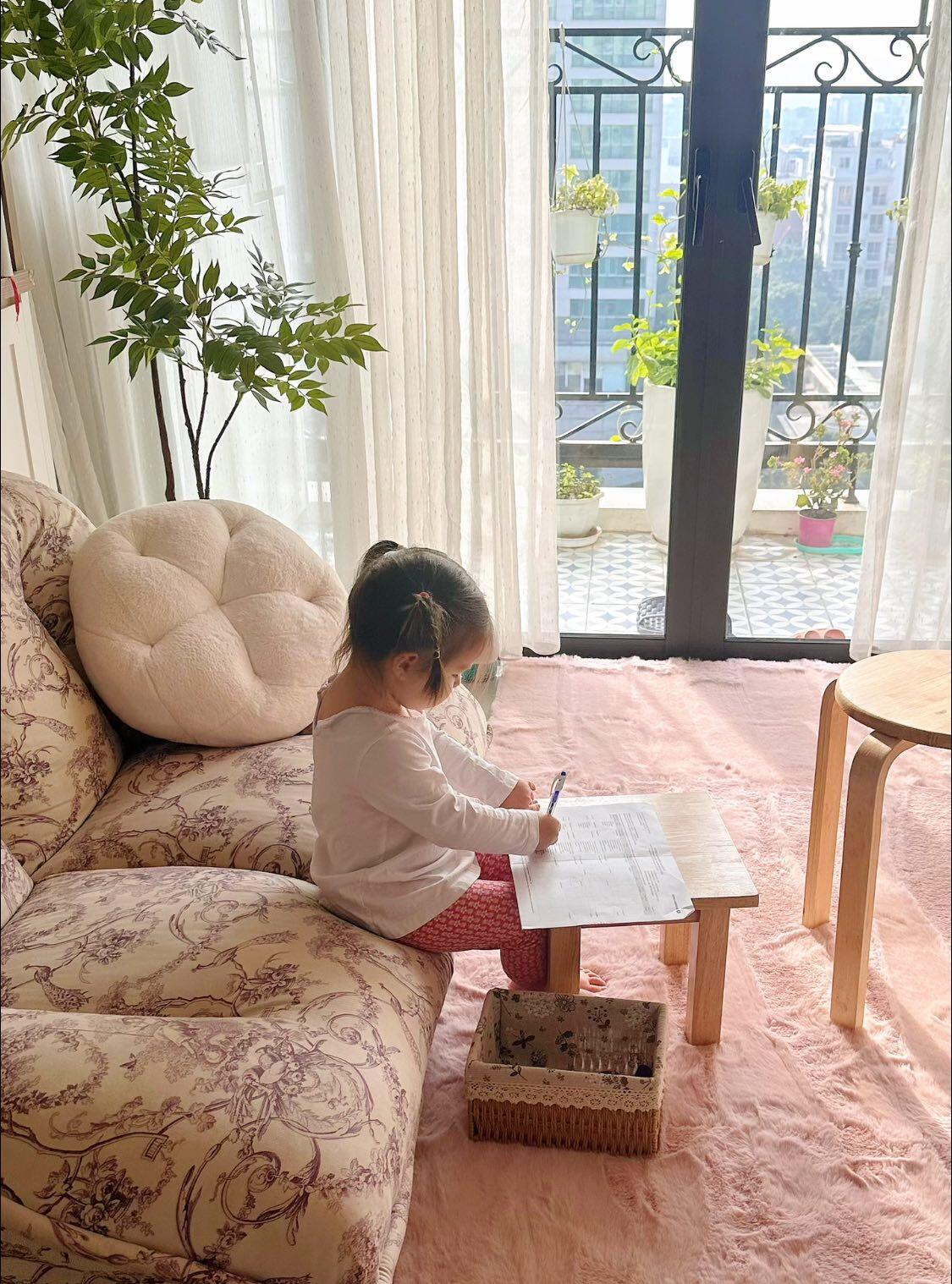 Bé Mia được khen tự giác.