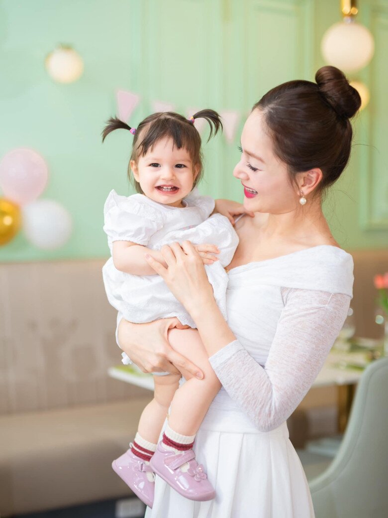 Mia đốn tim người xem khi là cô bé hay cười.