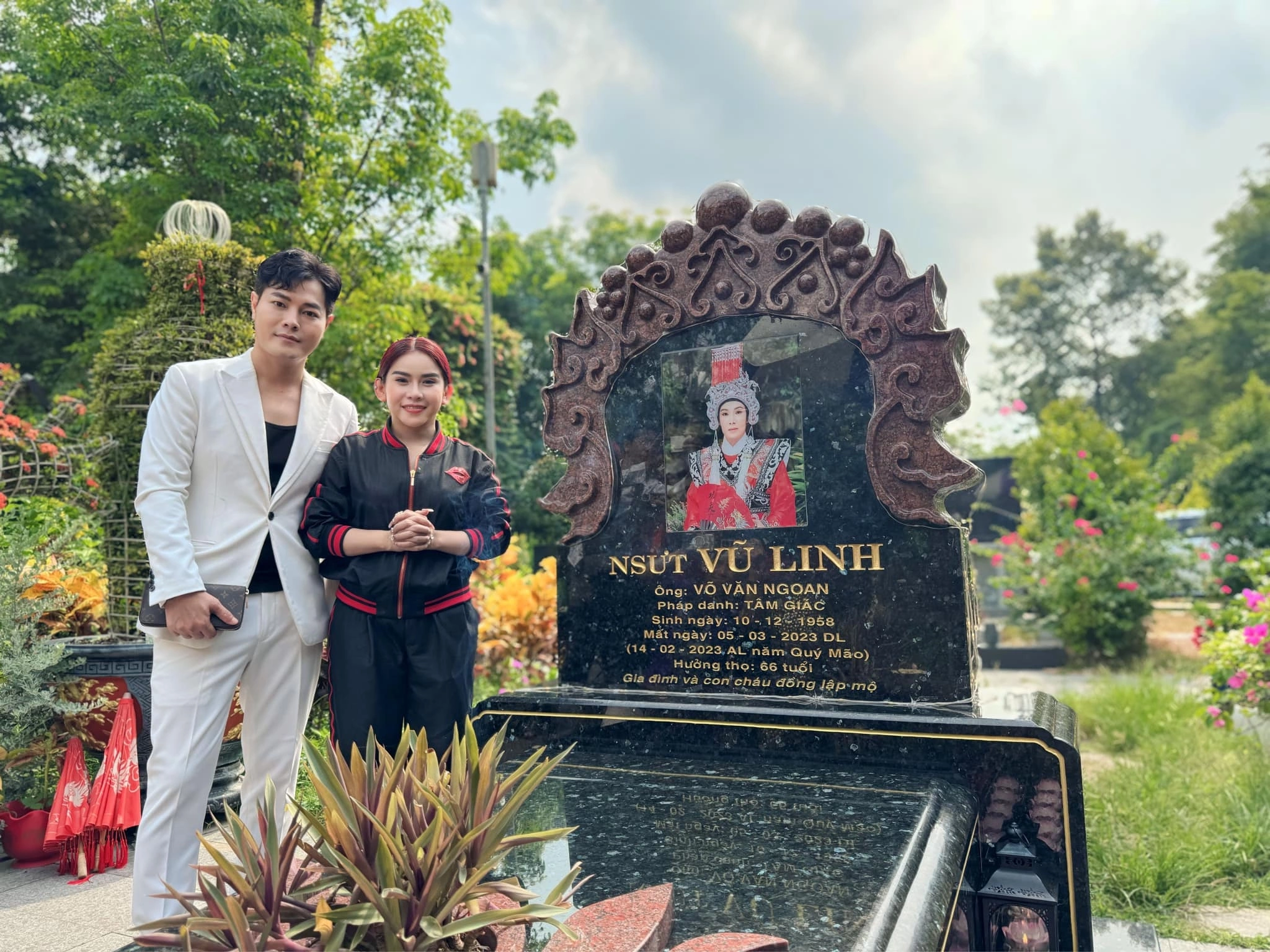 Bình Tinh và Nhật Minh đi thăm mộ ông hoàng cải lương hồi năm 2024.