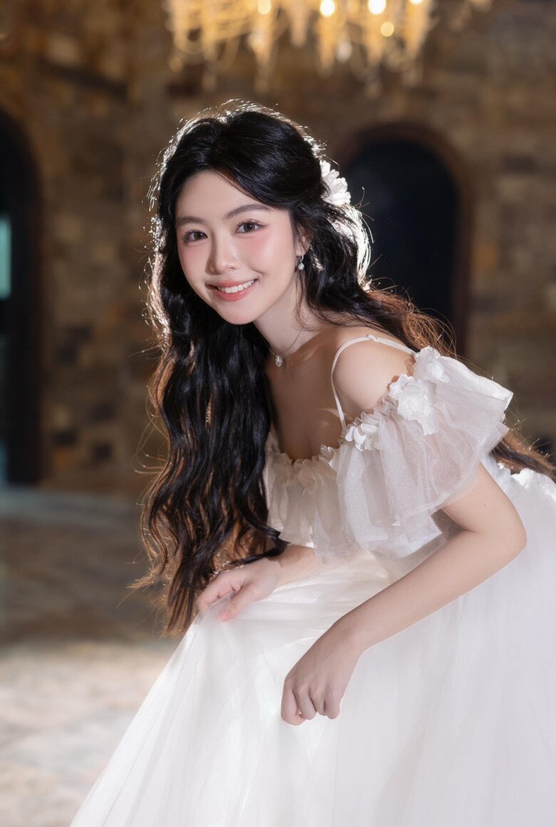 Con gái Quyền Linh rộ tin hẹn hò vì khoe ảnh nắm tay một ca sĩ, ngoại hình điển trai từng thi amp;#34;The Voice Kidsamp;#34; - 8