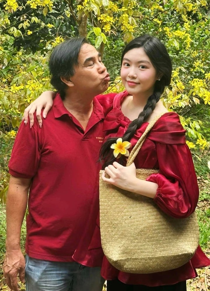 MC Quyền Linh cho biết ái nữ được nhiều người tỏ tình, tặng hoa.