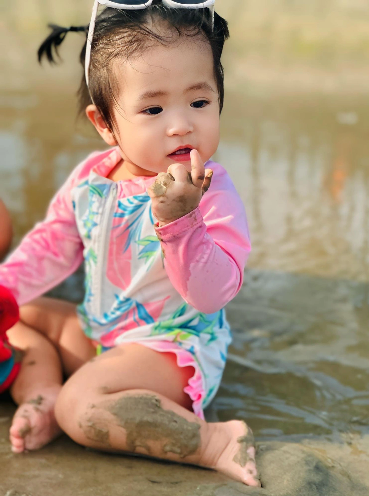 Bé Kỳ Kỳ được nhận xét là bản sao của bố.