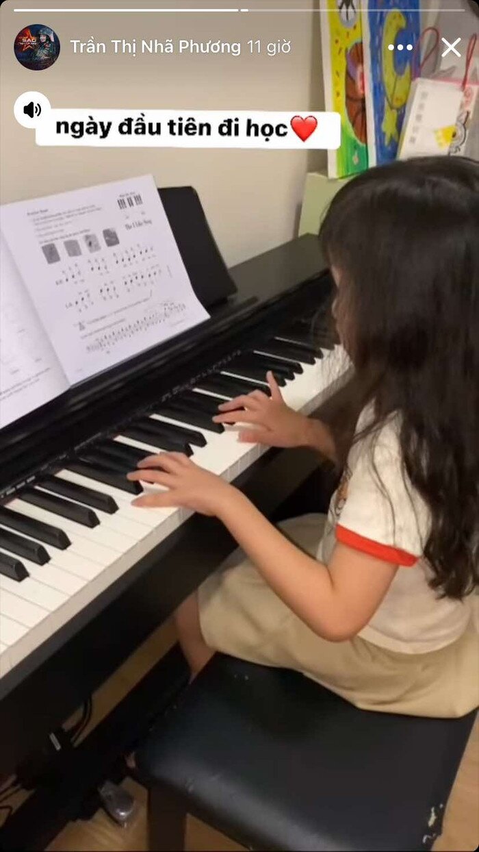 Bé Destiny được đầu tư học đàn piano từ bé.
