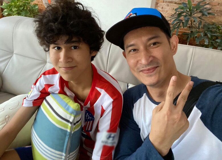 Sau khi con trai theo mẹ sang nước ngoài, Huy Khánh luôn giữ liên lạc, thường xuyên hỏi thăm con.