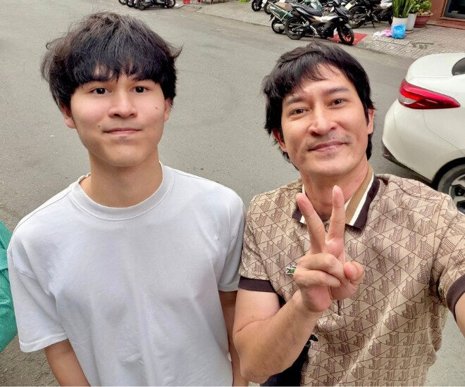 Con trai đầu lòng của Huy Khánh - Kiến Bách về Việt Nam thăm bố.