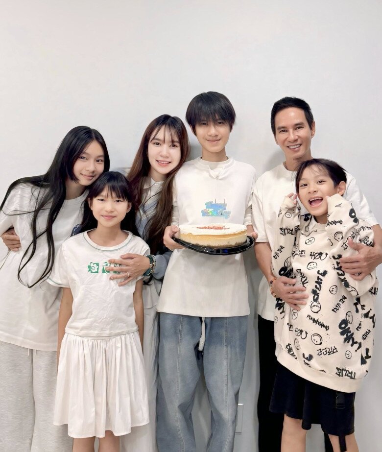 Rio hiện là thành viên cao nhất nhà, vượt chiều cao của bố mẹ.