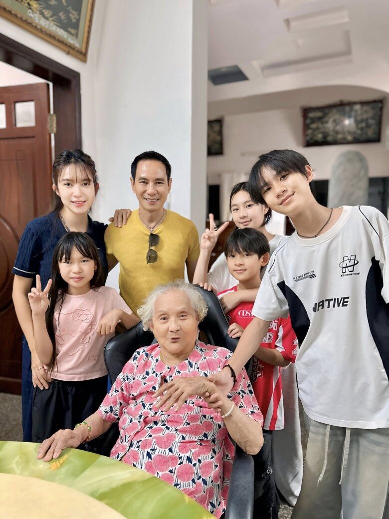 Mỗi dịp cuối tuần, cặp đôi thường đưa 4 con về quê thăm ông bà.