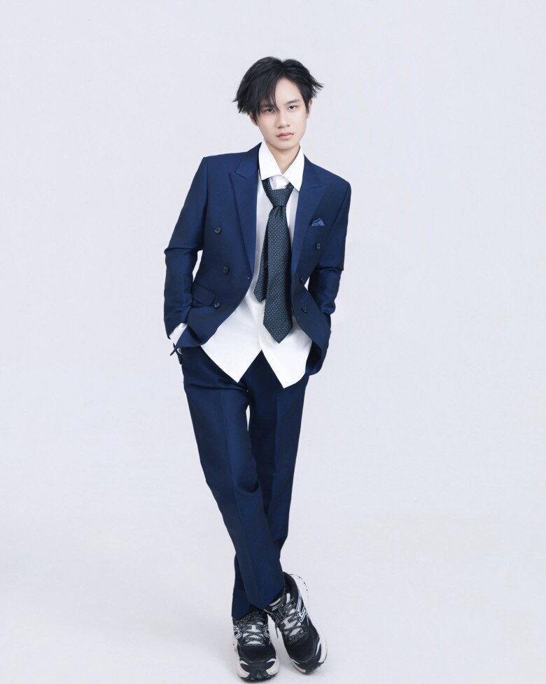 Con trai đầu lòng của Lý Hải - Minh Hà mặc vừa quần áo của bố.